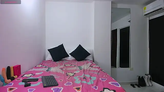 zou quira online show from December 3, 3:33 pm