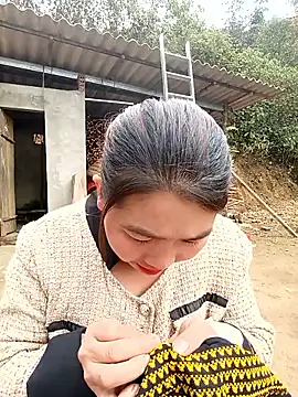 Snapshot of quynhkoolbae chatting on January 19, 1:42 am quynhkoolbae online show from January 19, 1:42 am