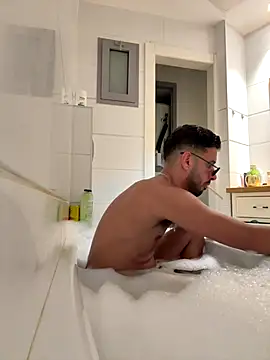 husbandandwifetobe online show from October 18, 7:05 pm