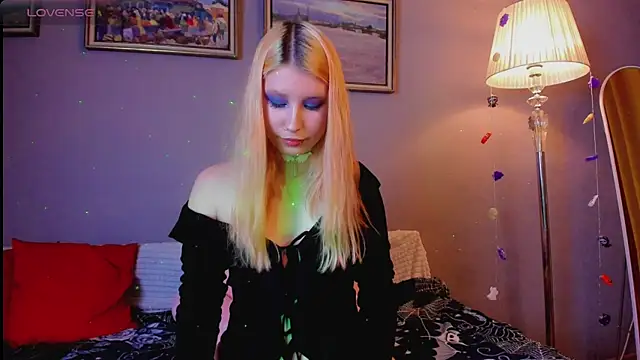 Snapshot of VelvetBlitz chatting on November 17, 3:49 pm VelvetBlitz online show from November 17, 3:49 pm