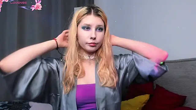 Snapshot of VelvetBlitz chatting on December 5, 2:59 pm VelvetBlitz online show from December 5, 2:59 pm