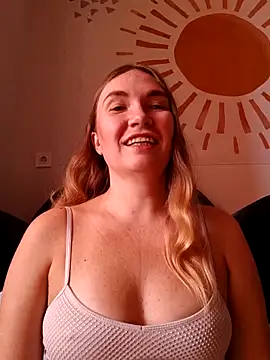 Snapshot of KisaVixen chatting on October 21, 8:36 am KisaVixen online show from October 21, 8:36 am