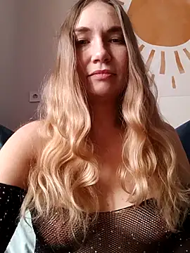 Snapshot of KisaVixen chatting on November 14, 10:41 am KisaVixen online show from November 14, 10:41 am