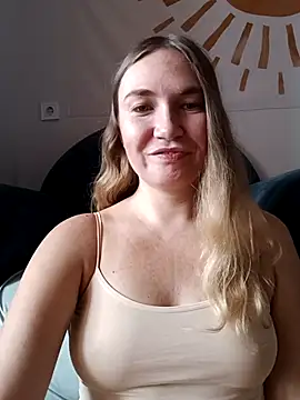 Snapshot of KisaVixen chatting on October 4, 9:22 am KisaVixen online show from October 4, 9:22 am