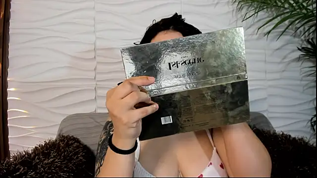 Suxan White  online show from May 1, 9:31 pm
