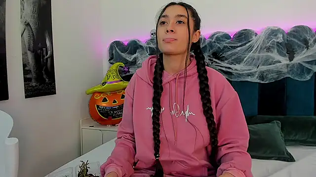 Snapshot of EmilyHanks_ chatting on October 24, 11:26 pm EmilyHanks online show from October 24, 11:26 pm