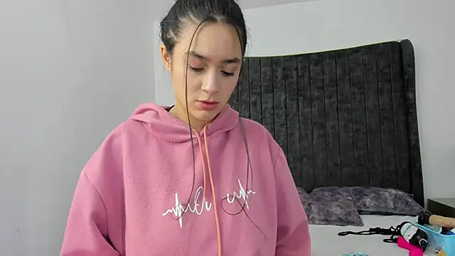 EmilyHanks  online show from April 25, 1:36 pm