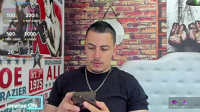 Snapshot of scotty_musicc chatting on September 22, 10:27 pm scotty musicc online show from September 22, 10:27 pm