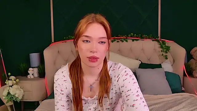 Snapshot of Gwen_Greens chatting on September 26, 8:38 pm Gwen Greens online show from September 26, 8:38 pm