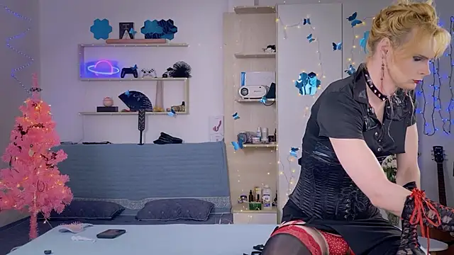 Snapshot of LolaSpaisTS chatting on January 10, 8:53 am LolaSpaisTS online show from January 10, 8:53 am