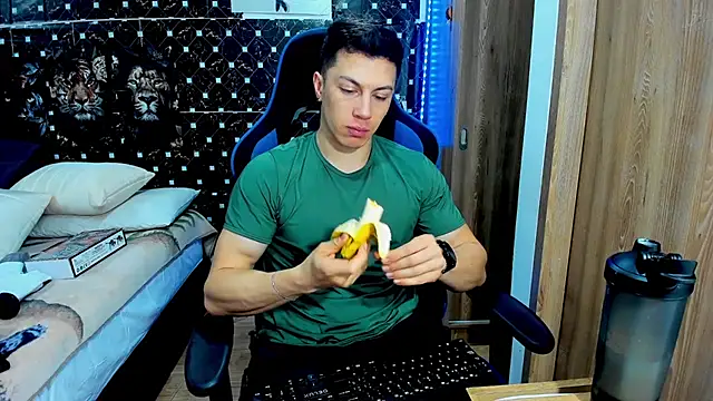 Snapshot of javiersexymann chatting on July 25, 8:11 am javiersexymann online show from July 25, 8:11 am