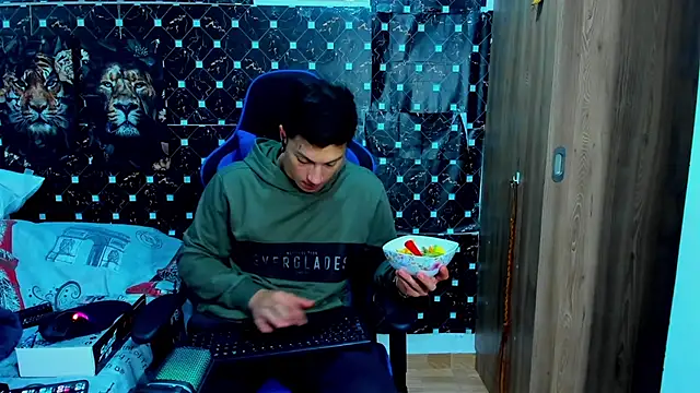 javiersexymann online show from December 17, 12:26 am