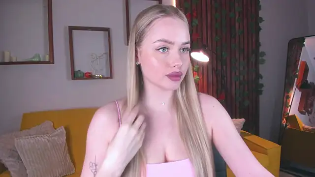 Snapshot of AvroraGoldie chatting on November 26, 10:26 am AvroraGoldie online show from November 26, 10:26 am