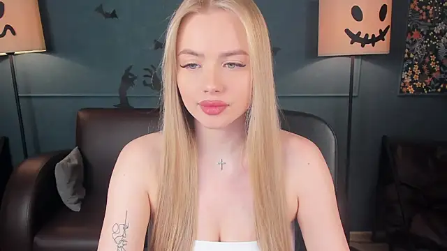 Snapshot of AvroraGoldie chatting on October 22, 10:36 am AvroraGoldie online show from October 22, 10:36 am