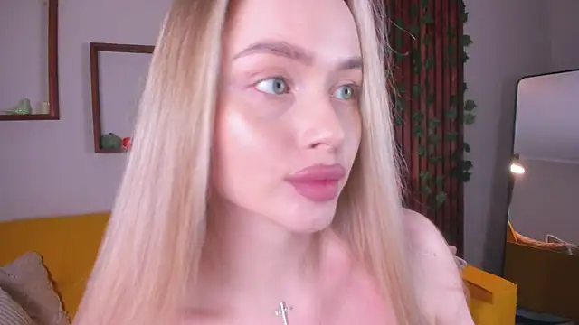 Snapshot of AvroraGoldie chatting on December 2, 11:12 am AvroraGoldie online show from December 2, 11:12 am