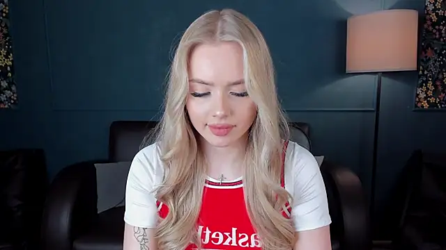 Snapshot of AvroraGoldie chatting on October 5, 10:39 am AvroraGoldie online show from October 5, 10:39 am