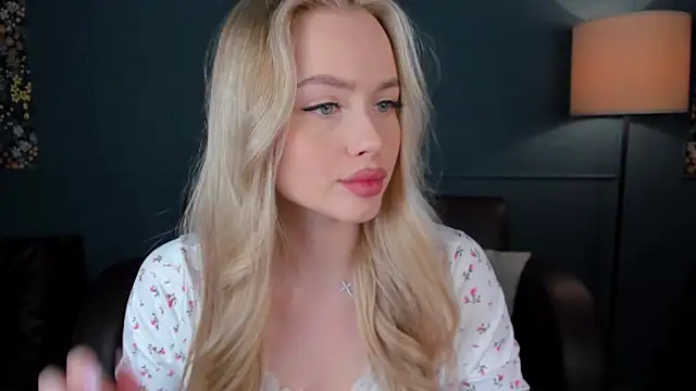 Snapshot of AvroraGoldie chatting on October 6, 10:27 am AvroraGoldie online show from October 6, 10:27 am