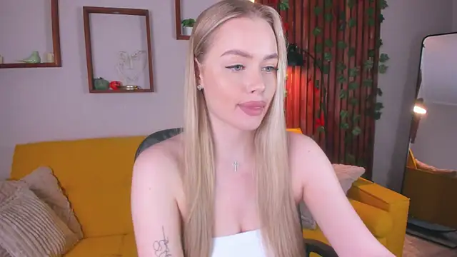 Snapshot of AvroraGoldie chatting on November 30, 10:38 am AvroraGoldie online show from November 30, 10:38 am