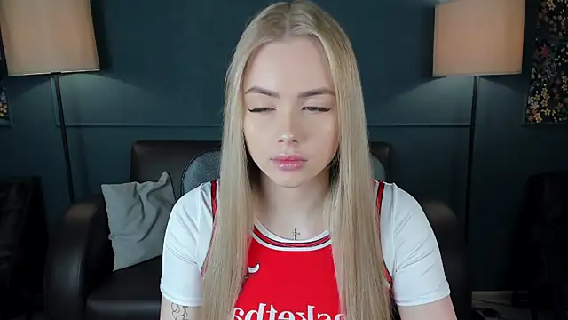 Snapshot of AvroraGoldie chatting on October 17, 10:29 am AvroraGoldie online show from October 17, 10:29 am