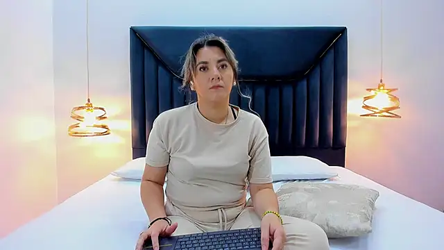 Snapshot of AuraEvens chatting on September 24, 12:00 pm AuraEvens online show from September 24, 12:00 pm