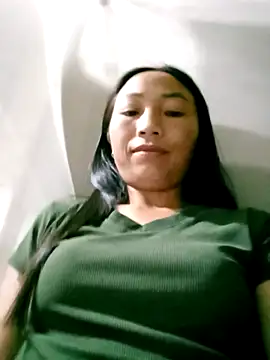 Snapshot of lucybaby00 chatting on April 28, 8:13 pm lucybaby00 online show from April 28, 8:13 pm