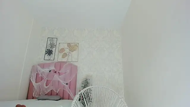 Snapshot of emy_barnert chatting on October 12, 12:39 pm emy barnert online show from October 12, 12:39 pm