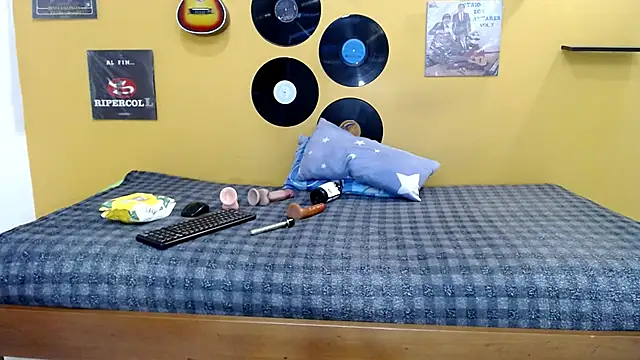 Snapshot of skinnyverus18 chatting on February 19, 7:22 pm skinnyverus18 online show from February 19, 7:22 pm