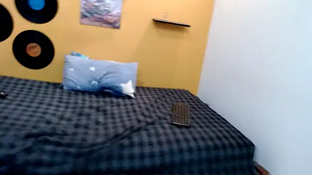 skinnyverus18 online show from March 7, 7:19 pm