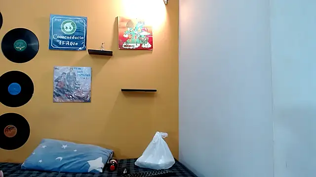 skinnyverus18 online show from March 28, 7:04 pm