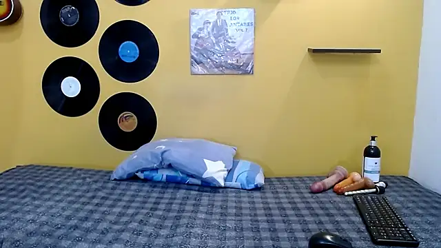 skinnyverus18 online show from March 22, 7:48 pm