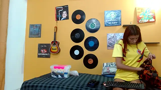 Snapshot of skinnyverus18 chatting on October 19, 7:05 pm skinnyverus18 online show from October 19, 7:05 pm