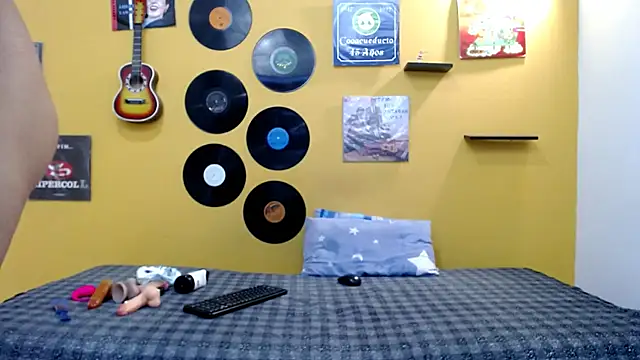 Snapshot of skinnyverus18 chatting on February 13, 7:14 pm skinnyverus18 online show from February 13, 7:14 pm