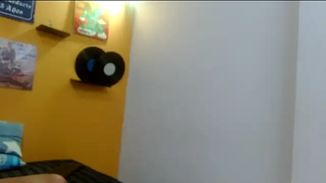 Snapshot of skinnyverus18 chatting on January 16, 8:02 pm skinnyverus18 online show from January 16, 8:02 pm