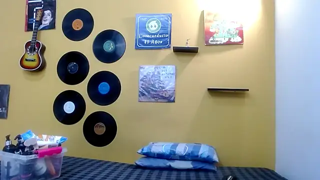 skinnyverus18 online show from April 10, 6:26 pm