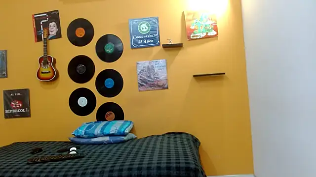 Snapshot of skinnyverus18 chatting on February 6, 7:21 pm skinnyverus18 online show from February 6, 7:21 pm