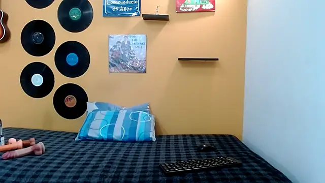 skinnyverus18 online show from March 25, 1:10 pm