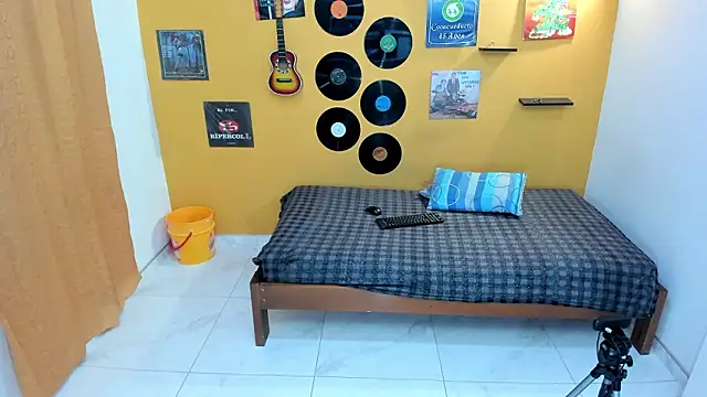 skinnyverus18 online show from March 12, 6:56 pm