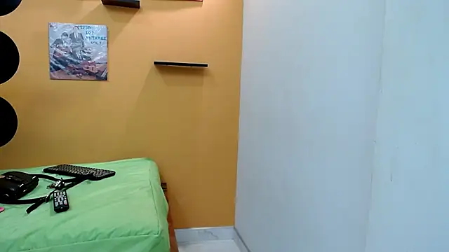 Snapshot of skinnyverus18 chatting on February 20, 6:21 pm skinnyverus18 online show from February 20, 6:21 pm