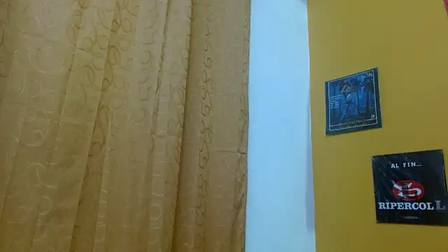 Snapshot of skinnyverus18 chatting on February 5, 7:21 pm skinnyverus18 online show from February 5, 7:21 pm