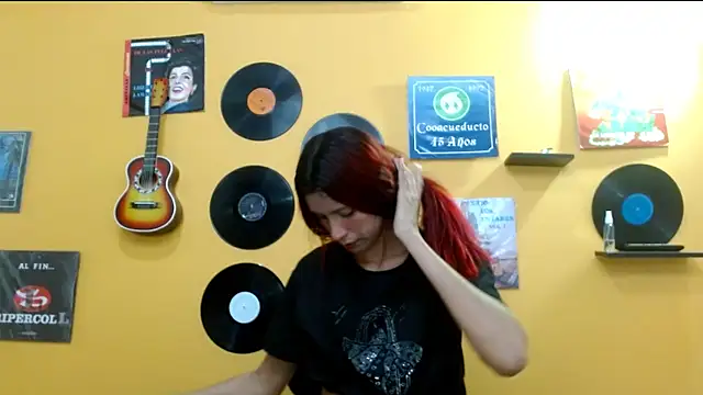 Snapshot of skinnyverus18 chatting on December 5, 5:55 pm skinnyverus18 online show from December 5, 5:55 pm