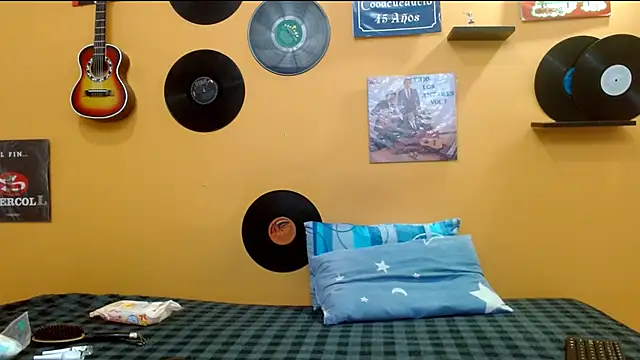 Snapshot of skinnyverus18 chatting on January 8, 6:47 pm skinnyverus18 online show from January 8, 6:47 pm