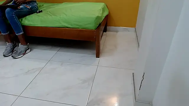 Snapshot of skinnyverus18 chatting on February 28, 6:51 pm skinnyverus18 online show from February 28, 6:51 pm