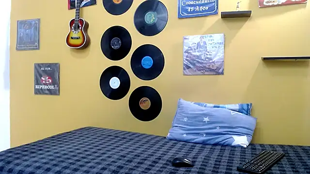 skinnyverus18 online show from April 8, 7:15 pm