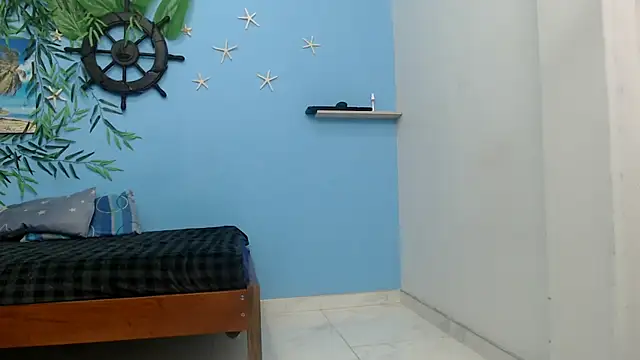 skinnyverus18 online show from May 25, 7:23 pm