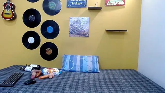 skinnyverus18 online show from April 3, 7:09 pm