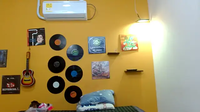 Snapshot of skinnyverus18 chatting on September 17, 6:43 pm skinnyverus18 online show from September 17, 6:43 pm