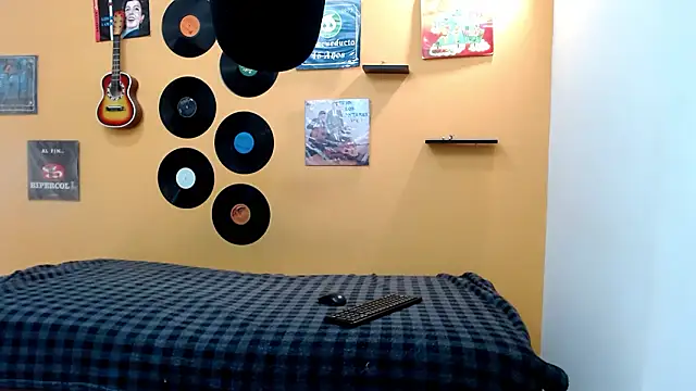 skinnyverus18 online show from March 14, 7:09 pm