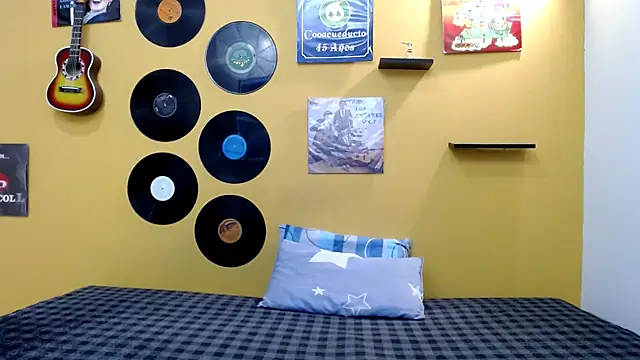 skinnyverus18 online show from March 18, 7:48 pm