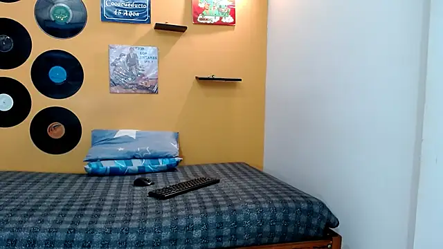 skinnyverus18 online show from March 13, 7:08 pm