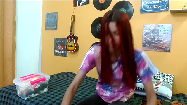 Snapshot of skinnyverus18 chatting on October 12, 6:53 pm skinnyverus18 online show from October 12, 6:53 pm
